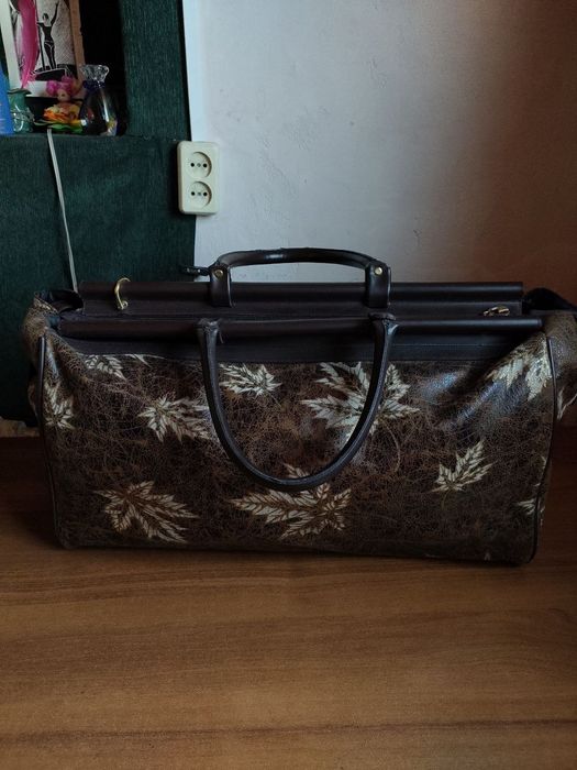 Вместительные сумки, кожа