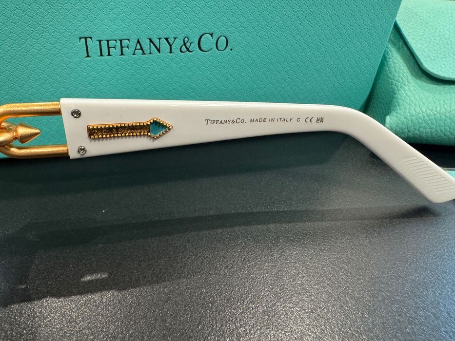 Дамски слънчеви очила Tiffany & Co в бял цвят