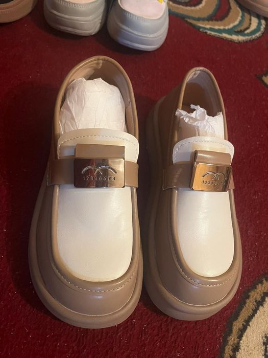 Аяқ киімдер сатылады