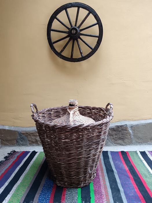Дървен кош с плетена дамаджана