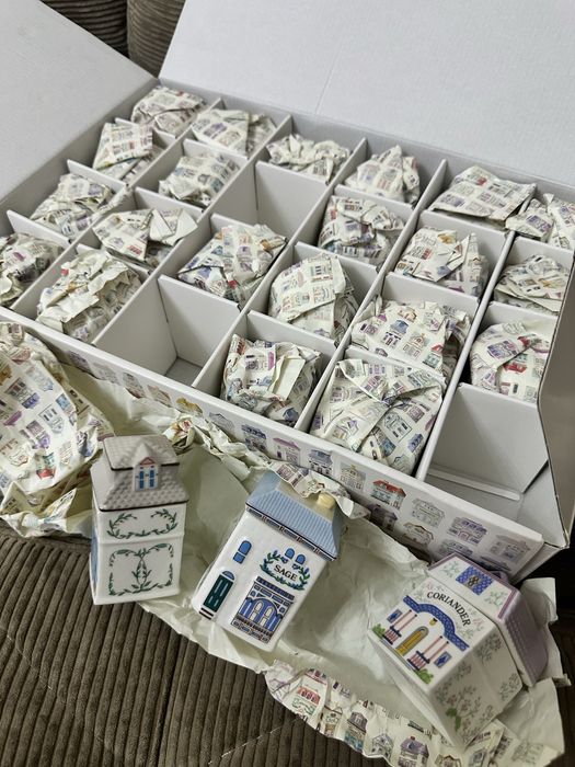 Продается новый , неиспользованный набор Lenox посуды для специй