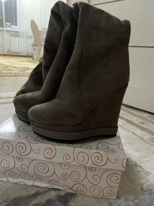 Замшевые новые сапоги на платформах