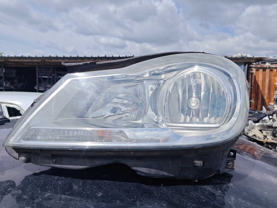 Обикновенни Фарове с крушка Mercedes W204 C class Facelift фар