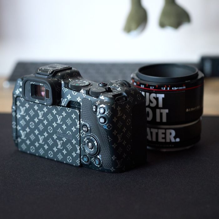 Продаю Canon EOS R8