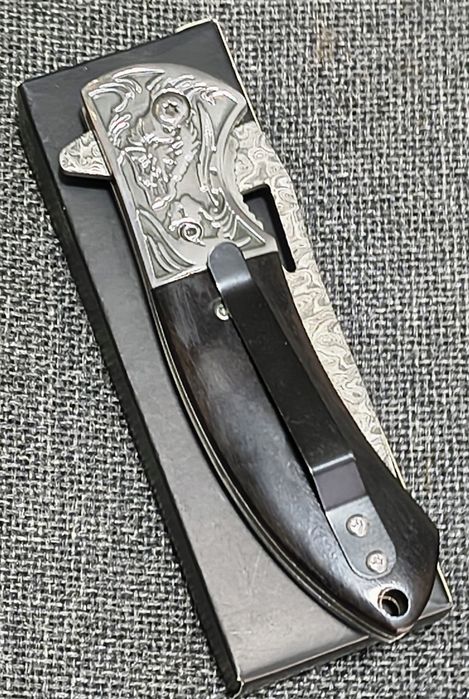 Сгъваем нож с острие имитиращо дамаска