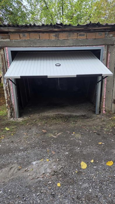 Махова гаражна врата