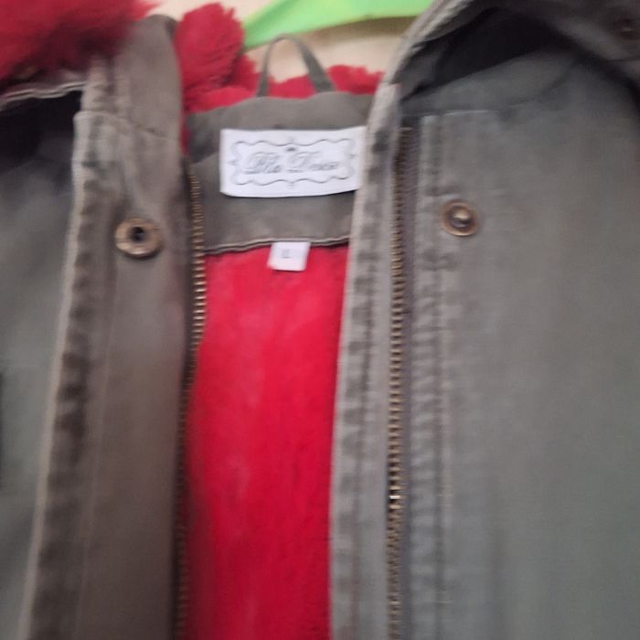 Яке с червена богата качулка