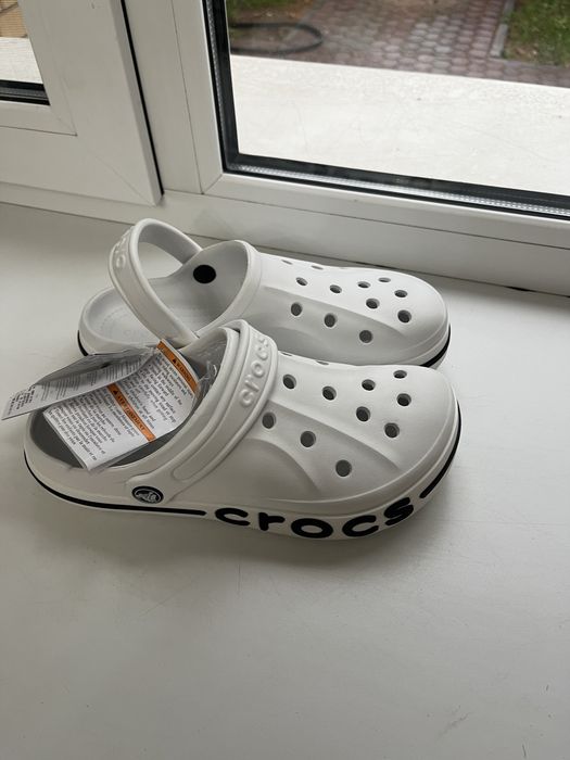Белые кроксы crocs