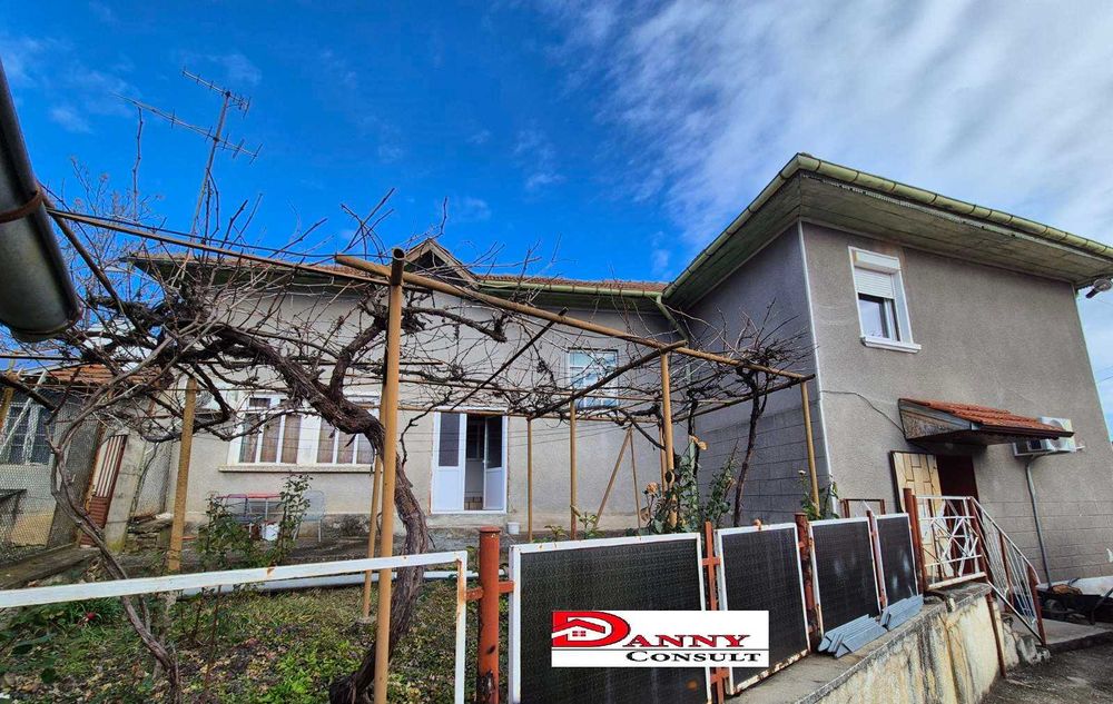 Двуетажна къща с двор и кладенец в с. Пчелище