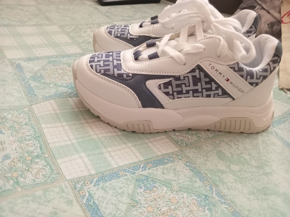 Обувки за жени и деца