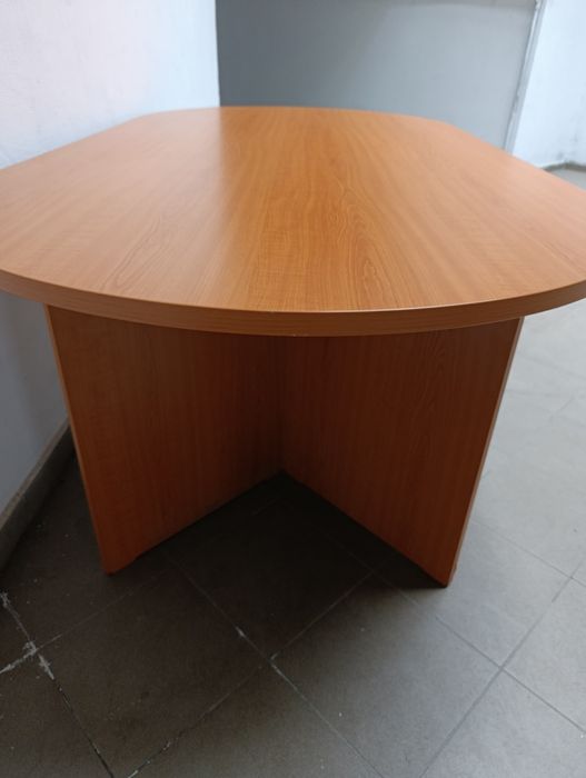 Продавам офисна маса