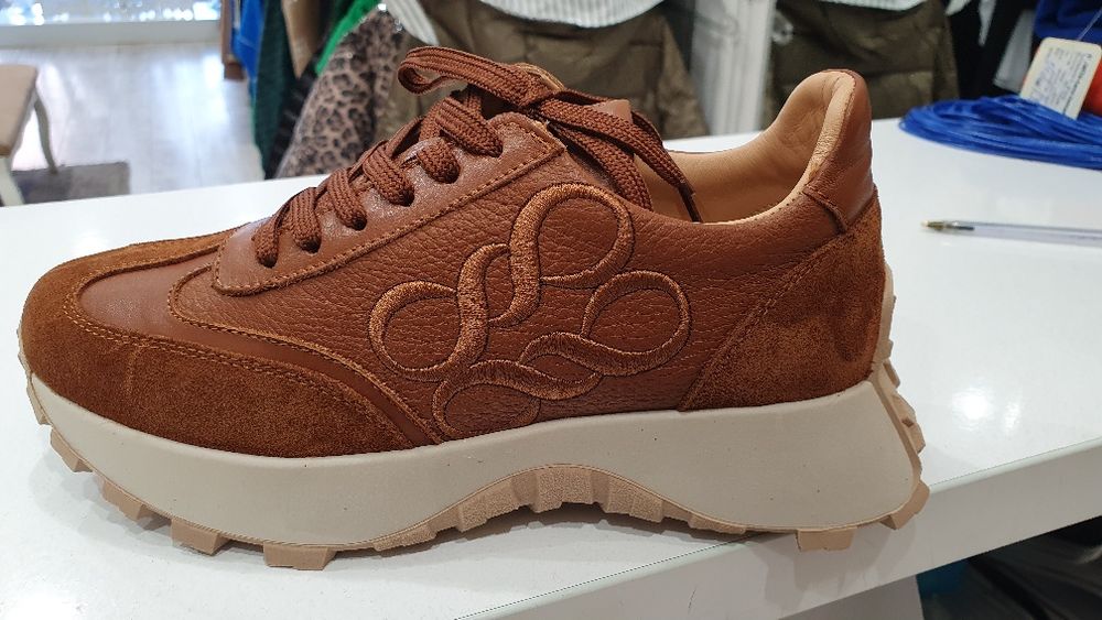 Дамски спортни обувки