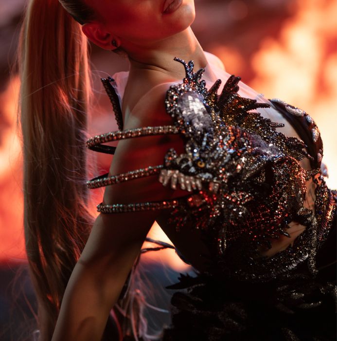 Бална рокля с дракон от камъни