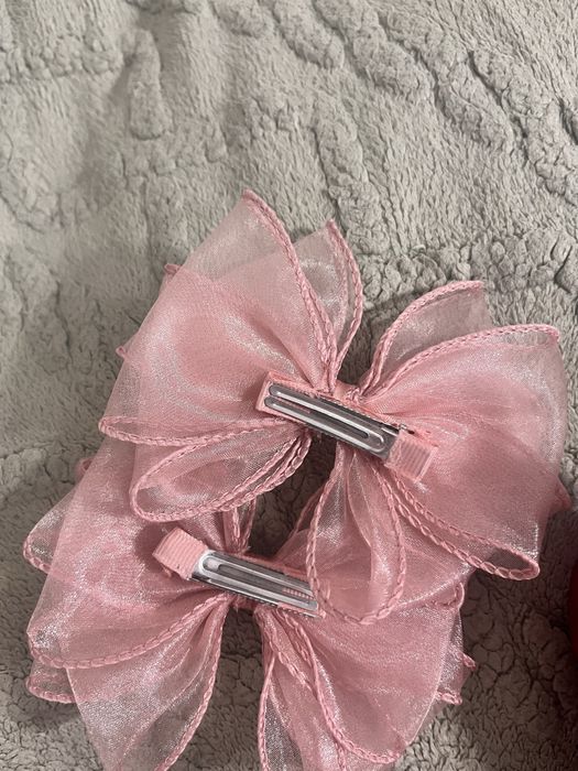 Красивое платье с заколками