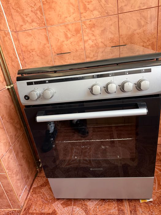 Închiriez apartament cu 3 camere/etaj 1