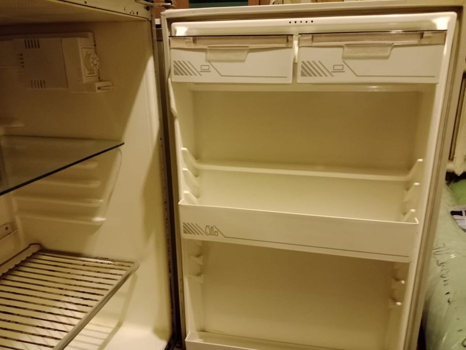 Продам холодильник с морозильной камерой