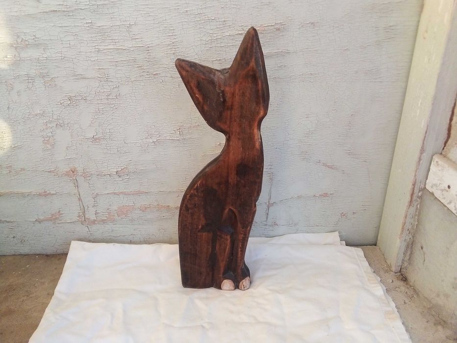 Фигура на котка изработена от дърво
