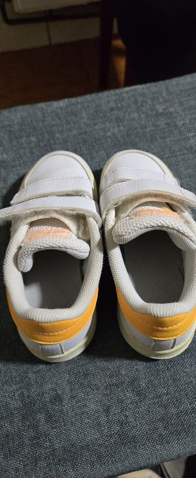 Vând adidași adidas