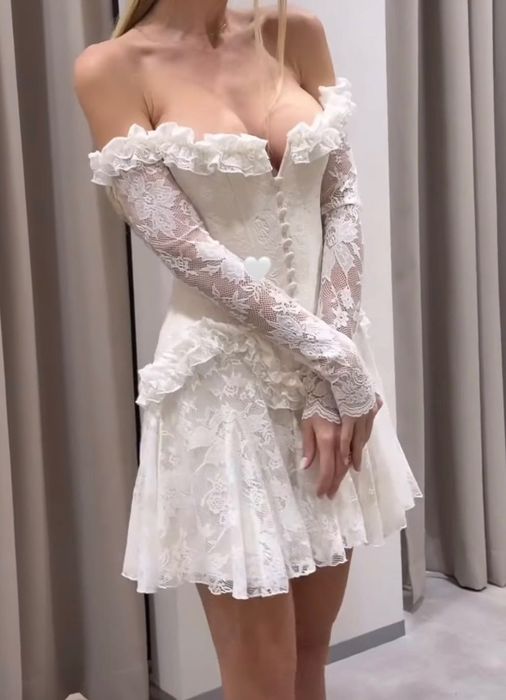 Дантелена рокля CLICHE