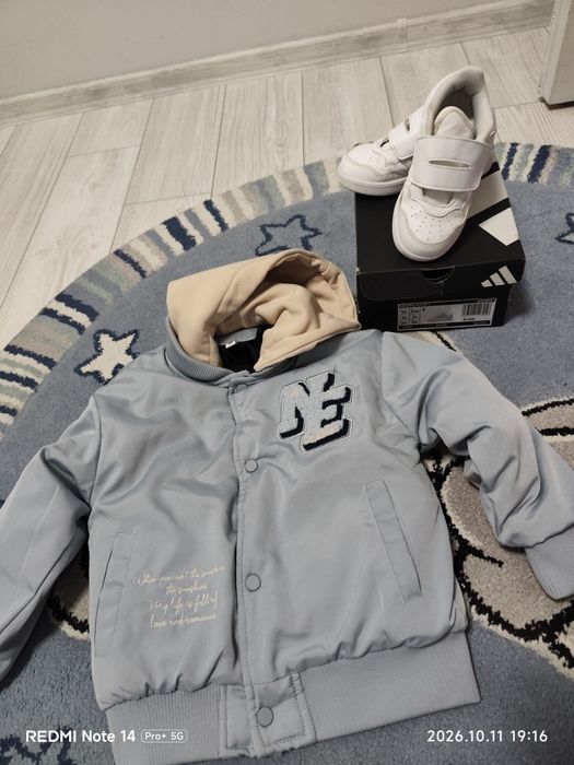 Яке и маратонки Adidas