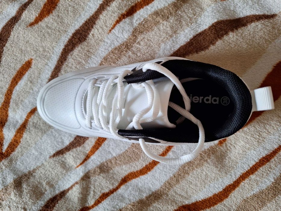 Дамски обувки, 38 номер, но са умалени и може да отговарят на 37