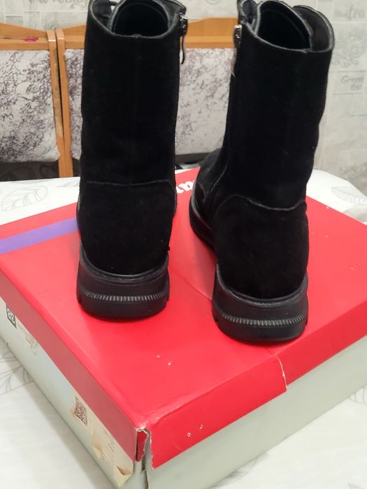 Замшевые чёрные ботинки.