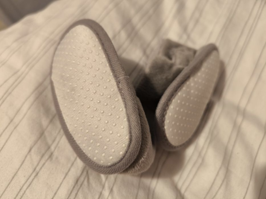 Cizmulițe îmblănite + mănuși călduroase (6-12 luni)