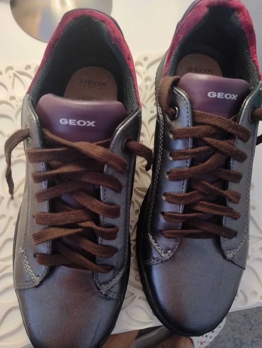 Vind pantofi de damă noi nefolosiți.