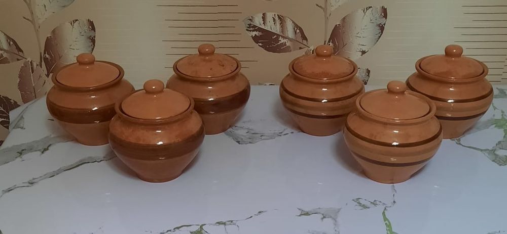 Глинянные  горшочки с крышками. 7 шт.