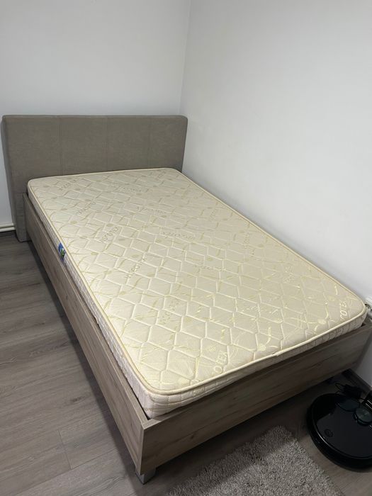 Pat tapitat cu saltea, aproape nou, 120/200.
