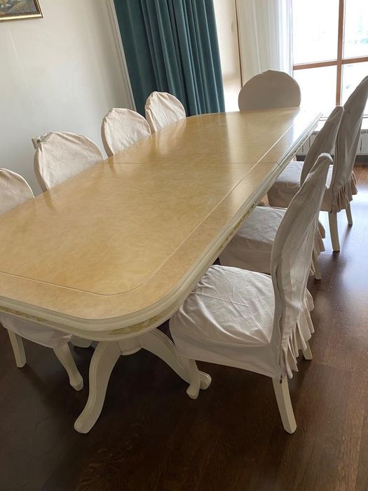 Гостиный деревянный стол