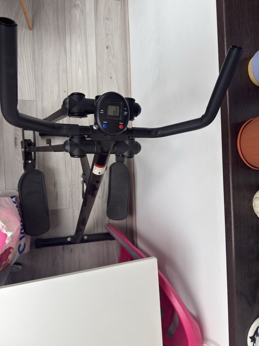 Stepper fitness cu mânere și display digital – aproape nou