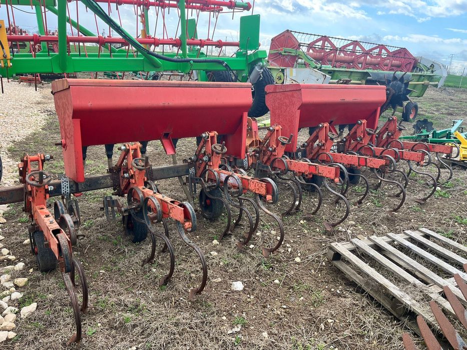 Cultivator prasitor pe 6 rânduri cu fertilizare