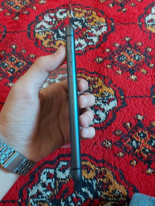 Iphone 11 qora sotiladi oladiganla tel qisin yo sms yosin