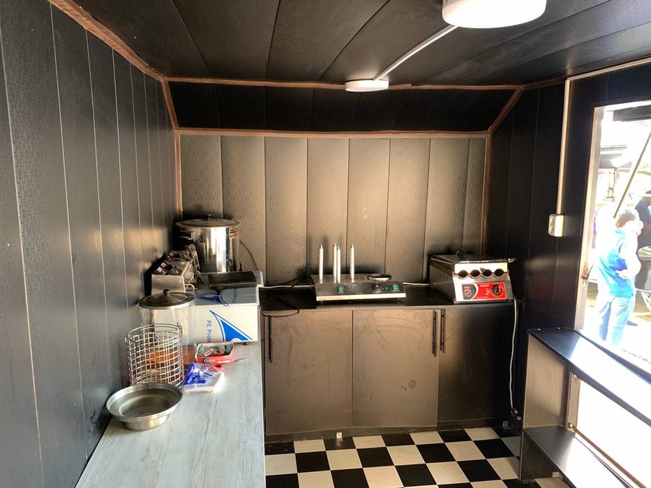 Tayyor biznes sotiladi: "Sahovat" savdo markazi oldidagi fudtrak!