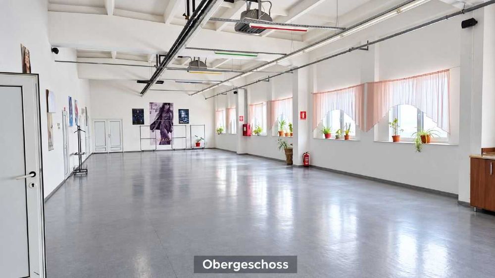 Fabrica de confectii complet cu masini si utilaje pentru industria usoara - Carei