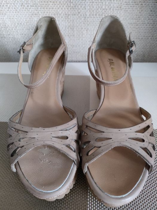 Босоножки на танкетке.