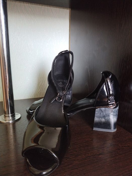 Продаются босоножки