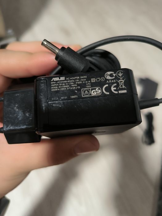 Diferite încărcătoare (aspirator, laptop)