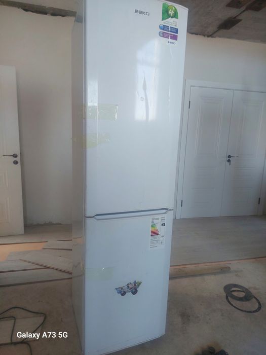 Холодильник продаётся состояние средний