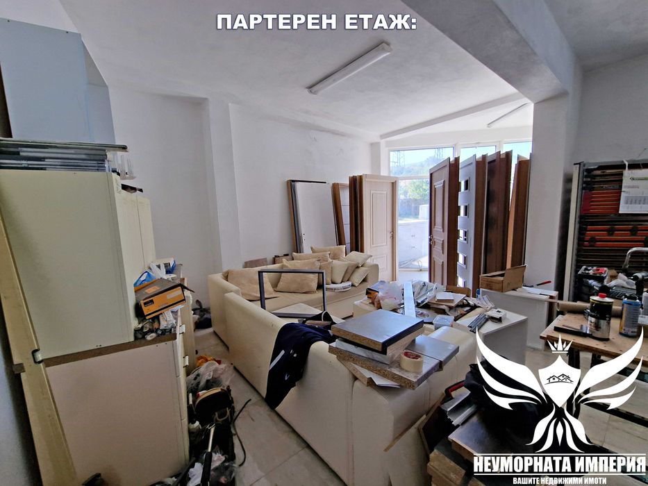 Продавам триетажна сграда 470РЗП с двор 280кв. в гр.Асеновград