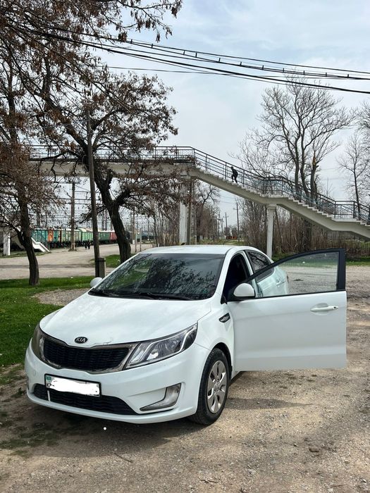 Автомобиль KIA RIO 2014 год