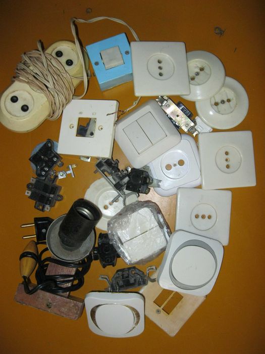 Патроны, остатки проводов и др.