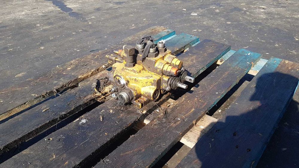 Distribuitor hidraulic fata buldoexcavator Caterpillar 428B ,428C,438