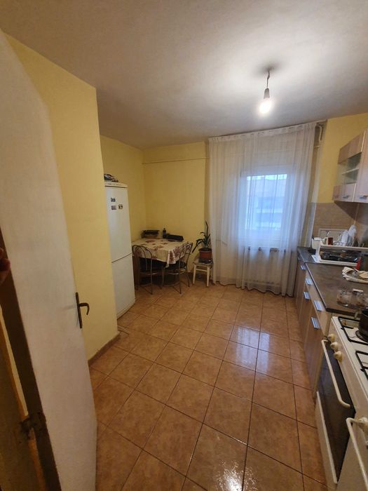 Vând apartament decomandat, 2 camere, situat pe Bulevardul Republicii nr. 1, Zona Nord, chiar lângă Spitalul Județean