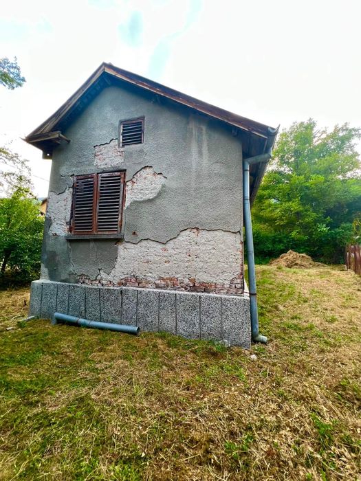 Къща с двор и кладенец