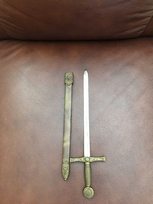 Продавам сувенир метално копие на меча на крал Артур