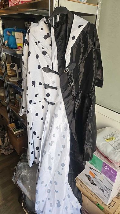 Дамски костюм на Круела Девил,  с рокля, перука, мрежа за коса