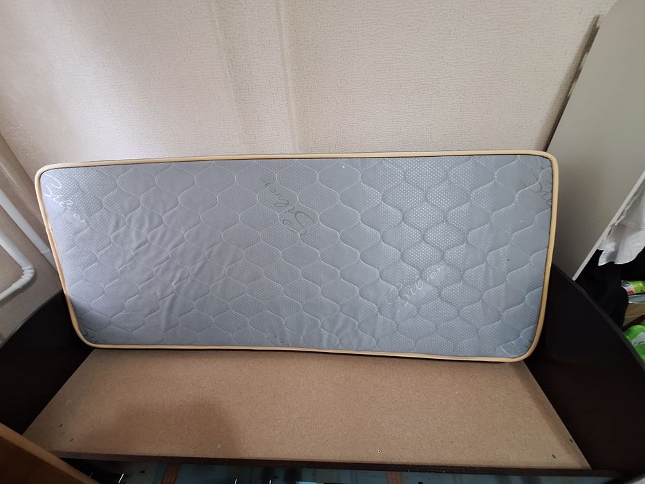 Кровать их лдсп с матрасом