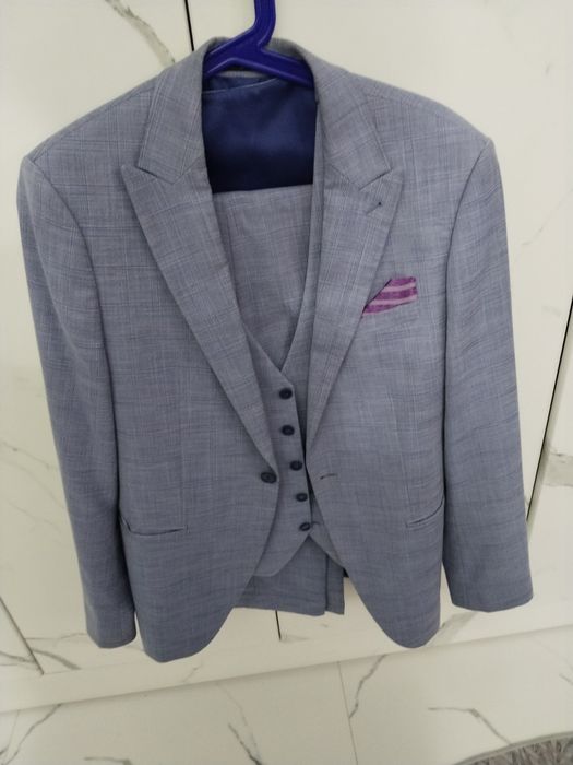 Продается мужские костюмы